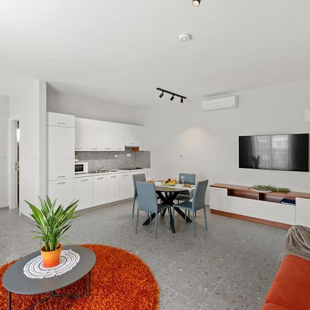 Apartment Complex Irena With Pool ポレッチ エクステリア 写真