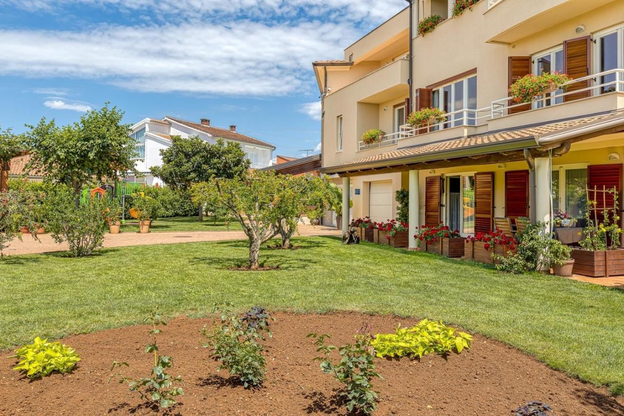 Apartment Complex Irena With Pool ポレッチ エクステリア 写真