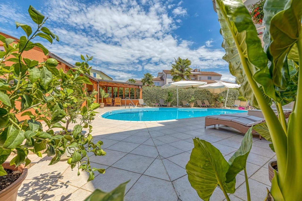 Apartment Complex Irena With Pool ポレッチ エクステリア 写真